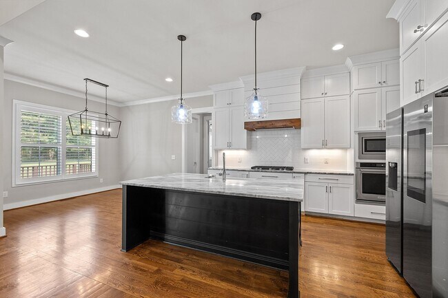 Building Photo - **Luxury 4/4 with Fenced in Yard**