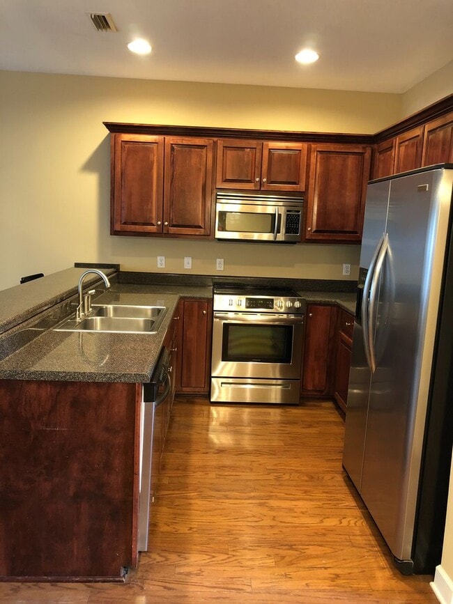 Building Photo - Eagle Landing - End Unit!