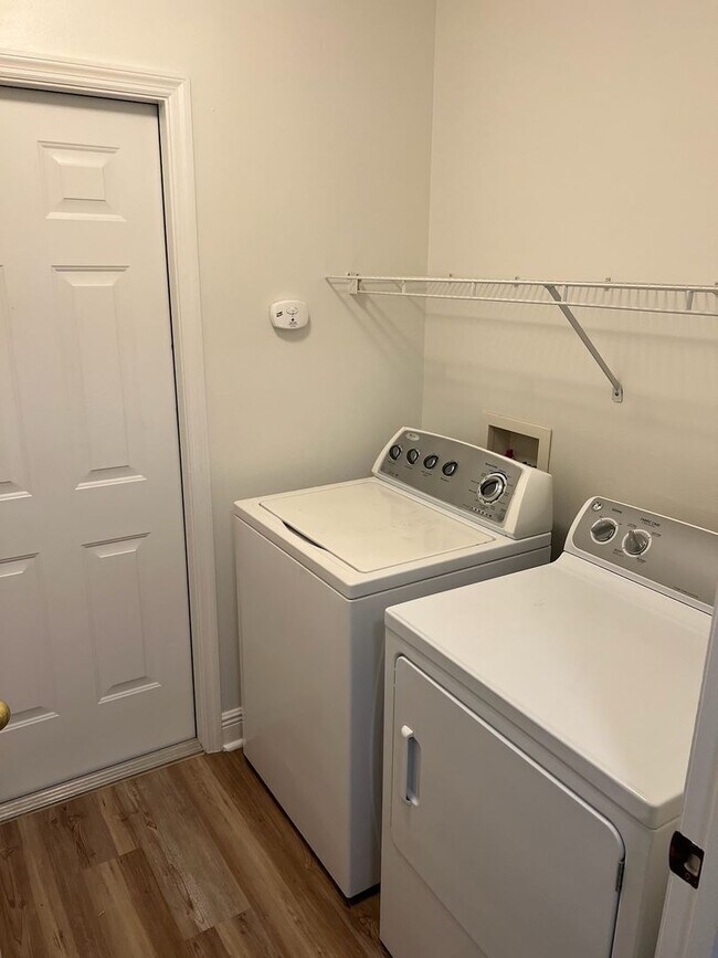 Building Photo - Newly renovated - Close to UF Health Shands, VA and Vet School!