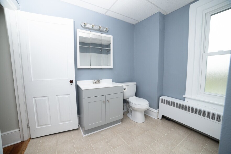 Building Photo - 876 Main St