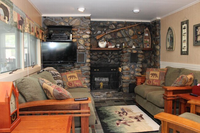 Building Photo - 318 Paradise Dr