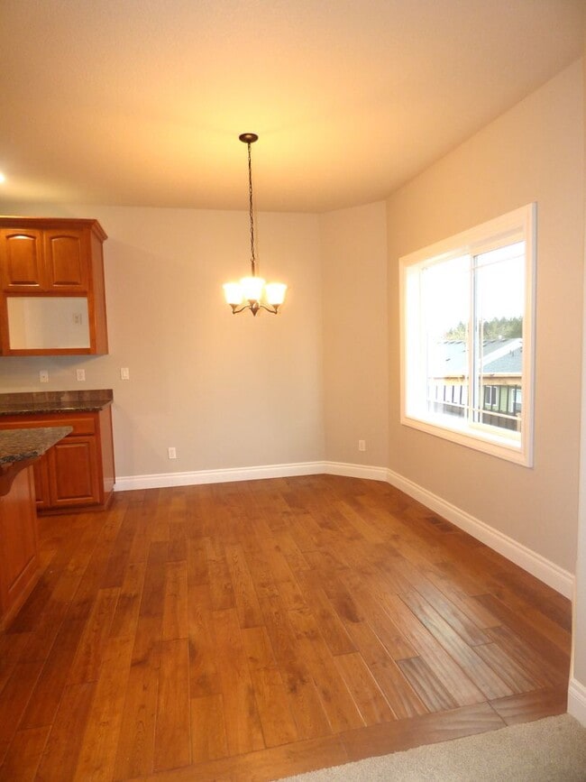 Building Photo - 5 Bedroom Home in South Salem! Near I-5