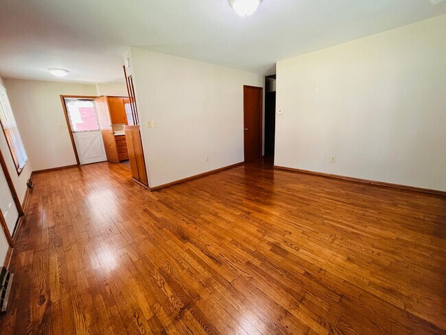 Building Photo - Single Family Home - 3 bedrooms and 1.5 bathrooms in Phelps Grove neighborhood. Ready for move-in...