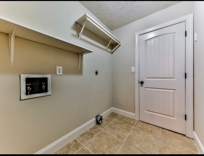 Building Photo - 214 Marty Ln