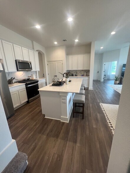 Building Photo - Room in House on Wellspring Loop