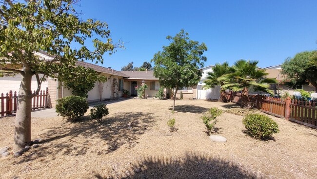 Building Photo - Popular Escondido Single Story 3 Bedroom Home!
