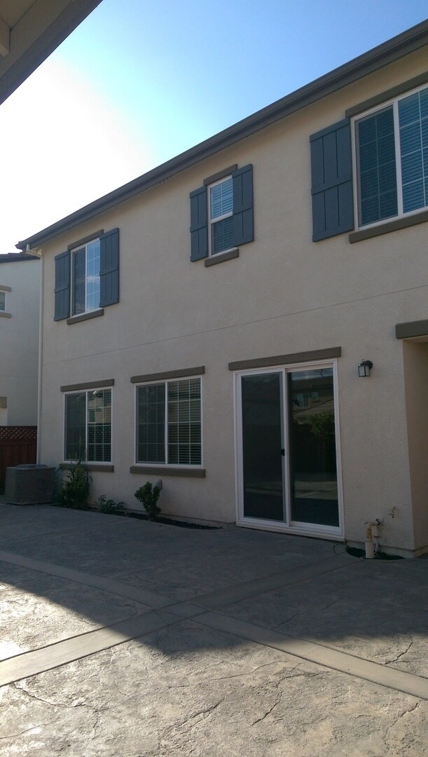 Building Photo - Gorgeous 4 bedroom 3 baths in Desirable Mo...