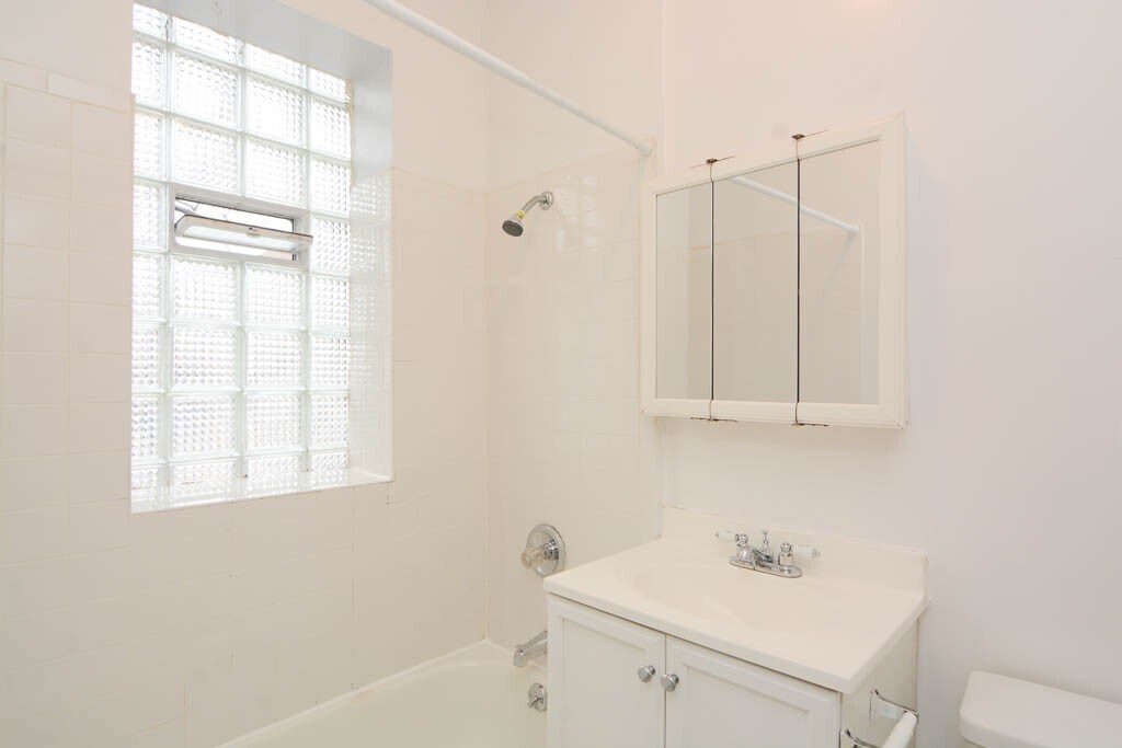 Building Photo - 714 W Barry Ave