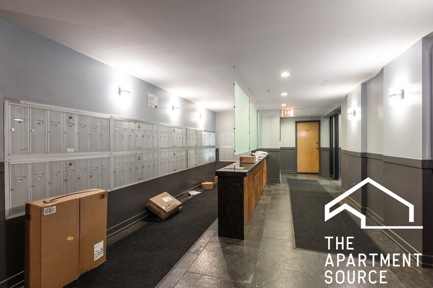 Building Photo - 628 W Wrightwood Ave