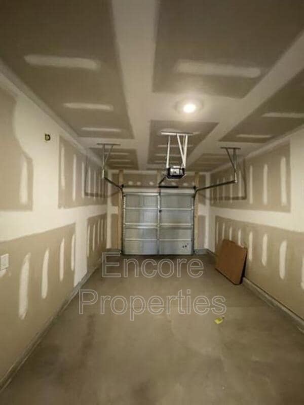 Building Photo - 347 David Hill Dr