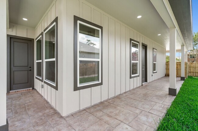 Building Photo - 22806 August Leaf Dr