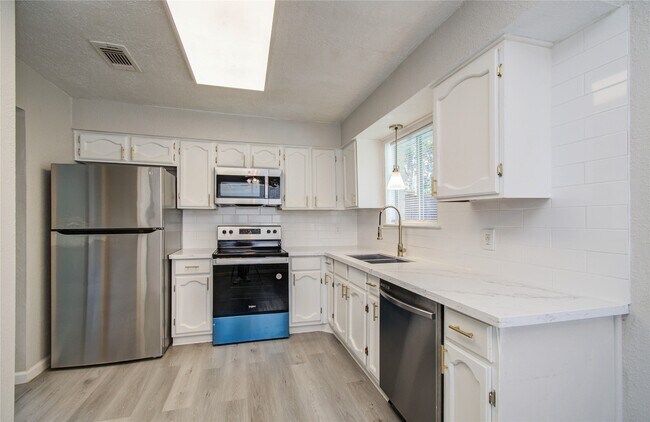Building Photo - 16610 Cairngorm Dr