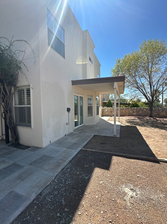 Building Photo - 7461 Plaza Redonda Dr