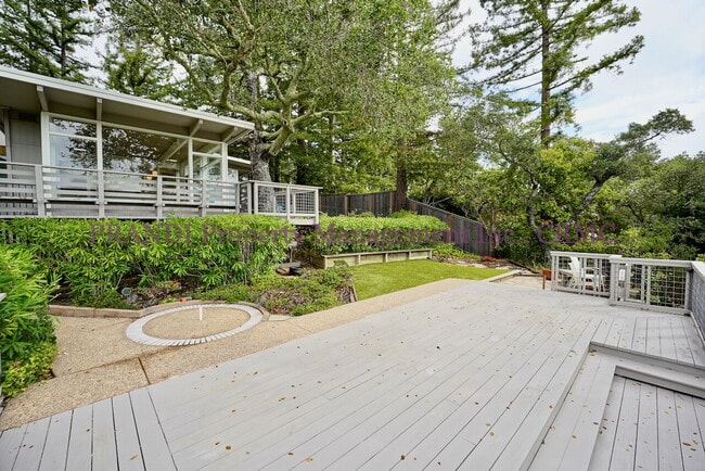 Building Photo - "Spacious 4-Bedroom Oasis with 3 Full Baths in Beautiful Kent Woodlands"