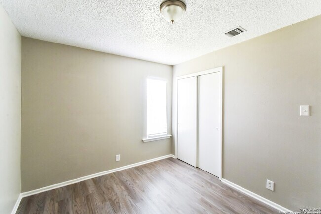 Building Photo - 9387 Valley Bend