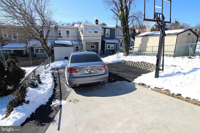 Building Photo - 6161 Lawnton St