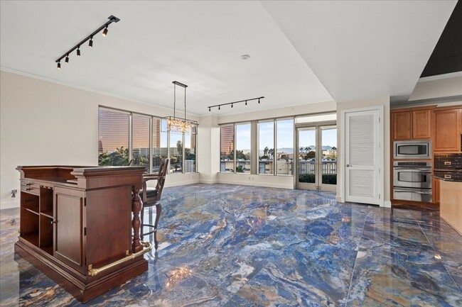 Building Photo - Fabulous Highrise Condo with Stripe Views!