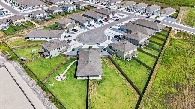 Building Photo - Luxury 3/2 Duplex in Seguin, Texas