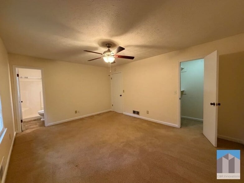 Building Photo - 734 Marthas Dr