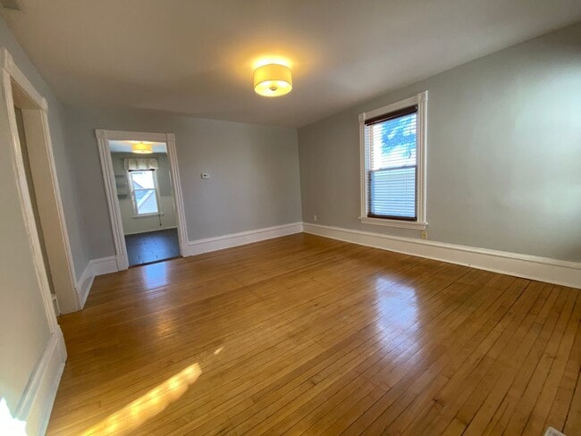 Building Photo - WE HAVE A CUTE & CLASSY RENTAL ON 16TH!