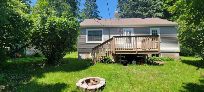 Building Photo - AVAILABLE AUGUST 15th - 2 Bed, 1 Bath With...