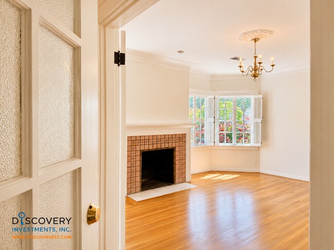 Building Photo - Classic Berkeley Condo with Tasteful Modern Updates