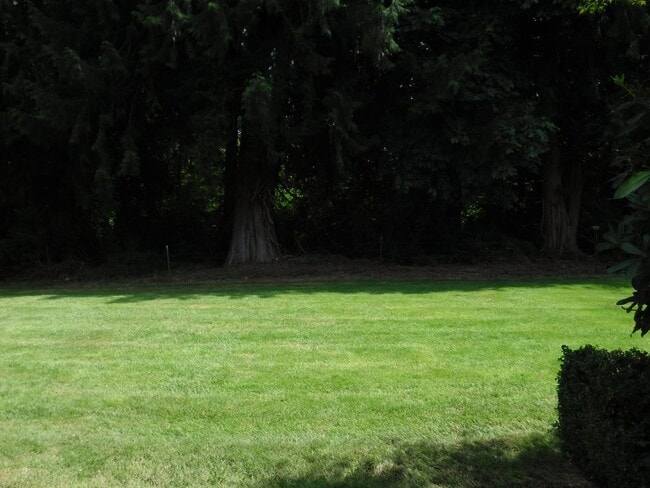 Building Photo - Just Reduced!! Two Bedroom, One Bath duple...