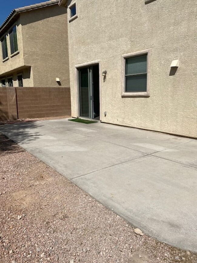 Building Photo - Southern Highlands 4 Bedroom- Single Famil...