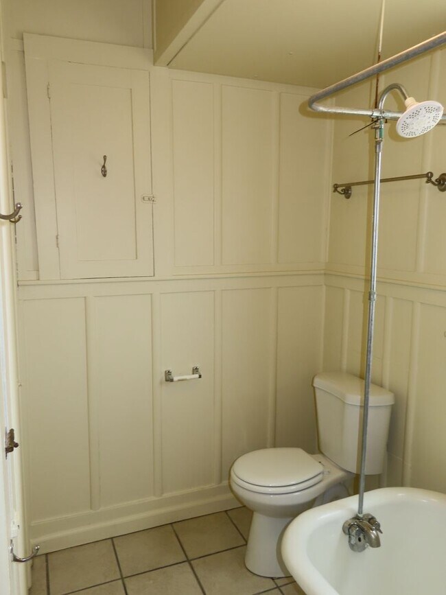 Building Photo - Wonderful unit in desireable location in M...