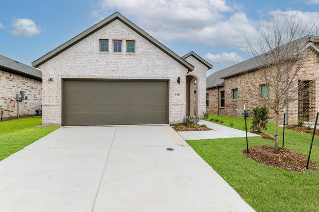 Building Photo - Spacious One-story floor plan