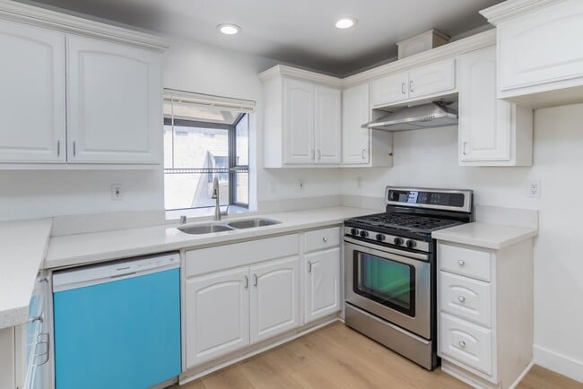 Building Photo - Beautifully Renovated 3-Bedroom Townhome i...