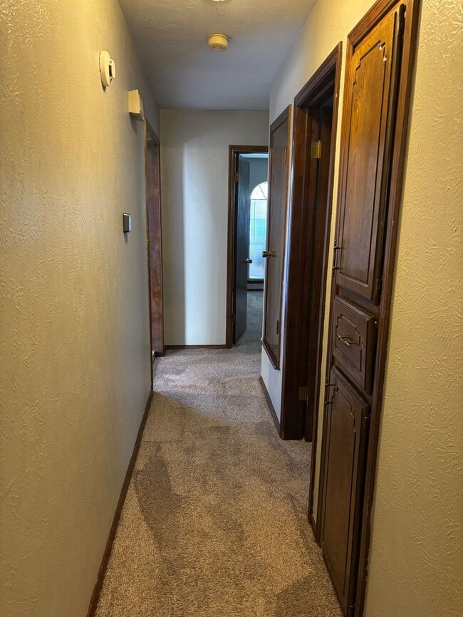 Building Photo - Spacious 3 bedroom, 2 bathroom home availa...