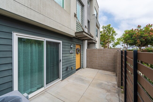 Building Photo - Beautiful Gardena Condominium in Gated Com...