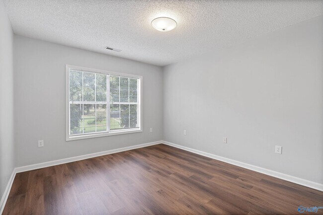 Building Photo - 469 SW Sussex Dr