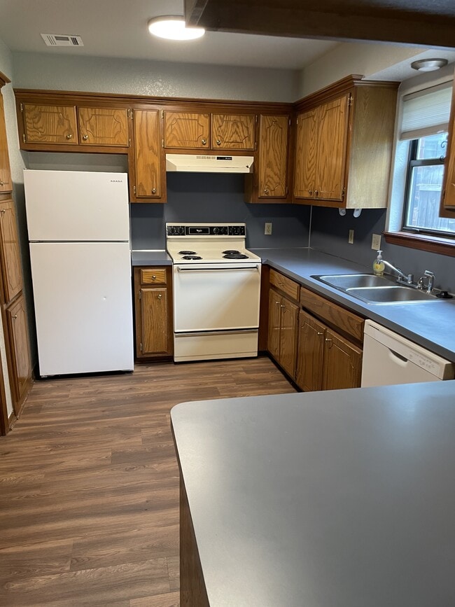 Building Photo - 110 N Baumann Ave