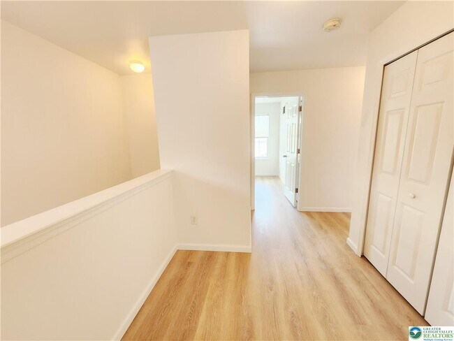 Building Photo - 937 King Way