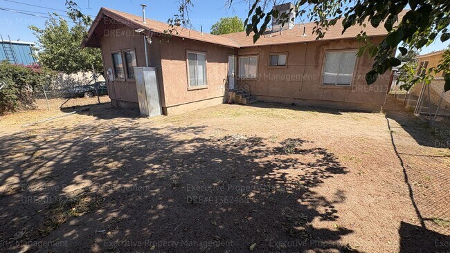 Building Photo - 1118 Chico St