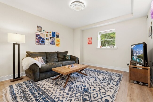 Building Photo - Beautiful apartment less than 1 mile from Brightleaf Square! Utilities Included!