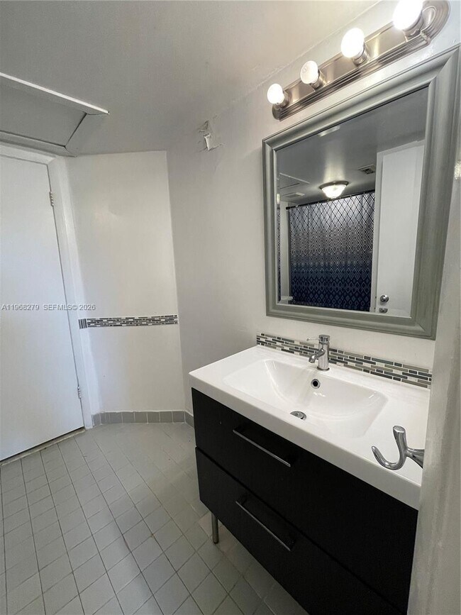 Building Photo - 2881 N Oakland Forest Dr