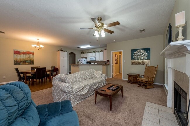 Building Photo - 3 Bed, 3 Bath with Garage Close to Campus - The Veranda