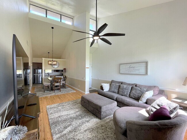 Building Photo - 2/2 Winterset FULLY FURNISHED Townhome!