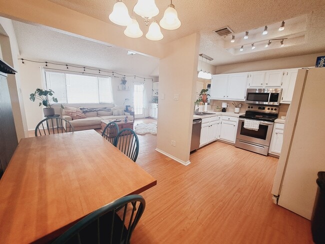 Building Photo - 840 Topaz Ln