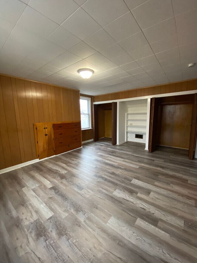 Building Photo - HOUSE FOR RENT IN LANSING !!