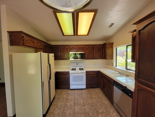 Building Photo - 3 Bedroom House Near Schools and Hiking