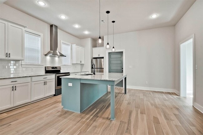 Building Photo - 930 S College Ave