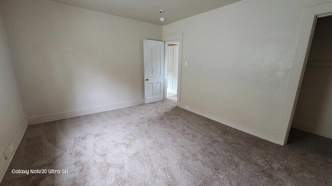 Building Photo - Spacious 3BR/1BA home