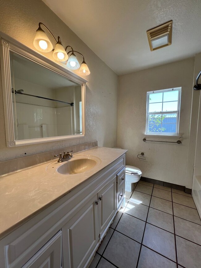 Building Photo - 305 E Rd