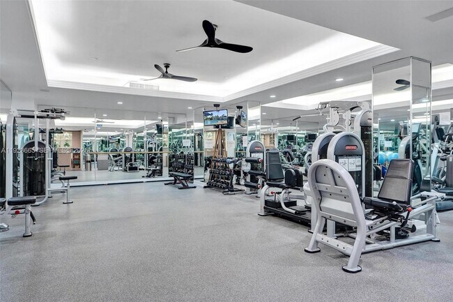 Building Photo - 10101 Collins Ave