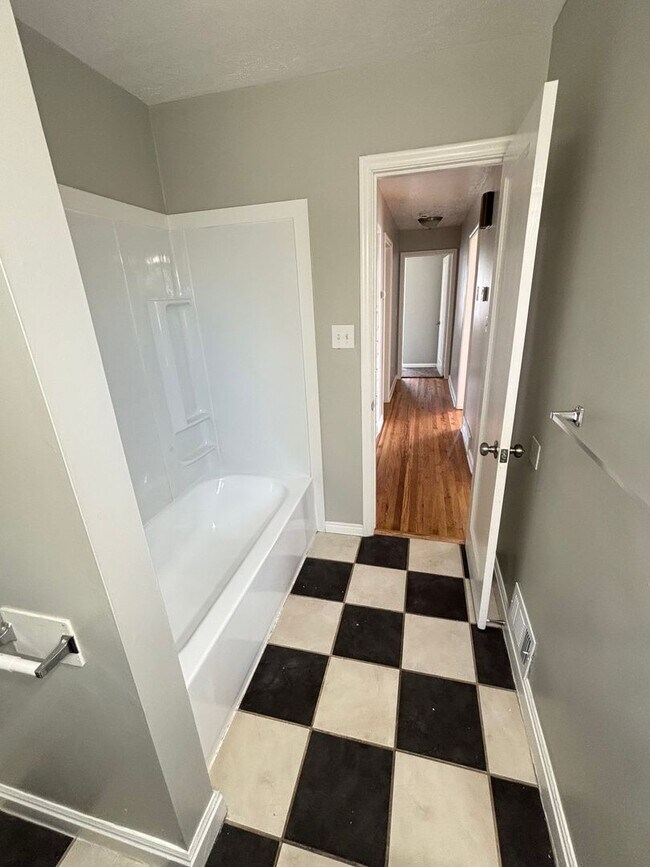 Building Photo - August Rent Free! 5 Bed 2 Bath Single Fami...