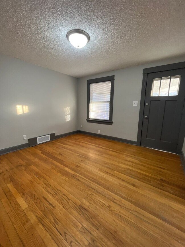 Building Photo - Conveniently located 2-bedroom, 1-bathroom...